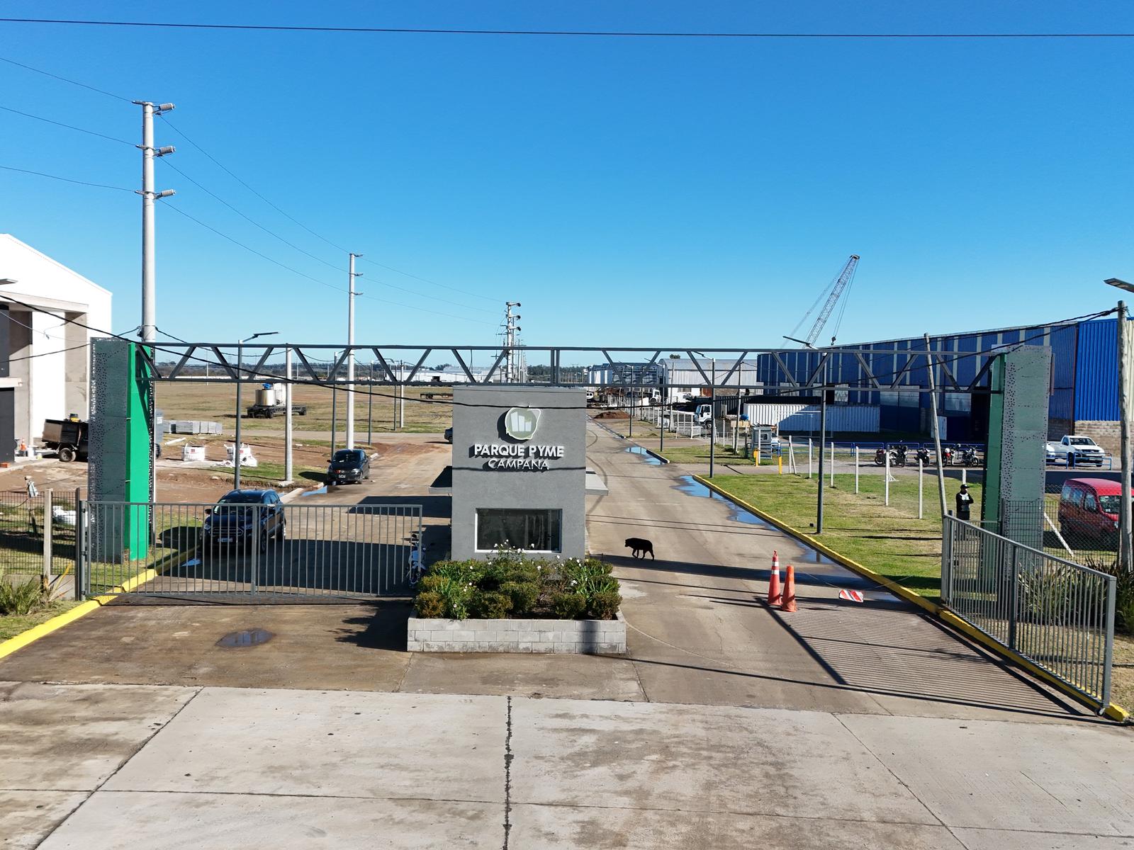 Pórtico de ingreso al Parque Pyme Campana