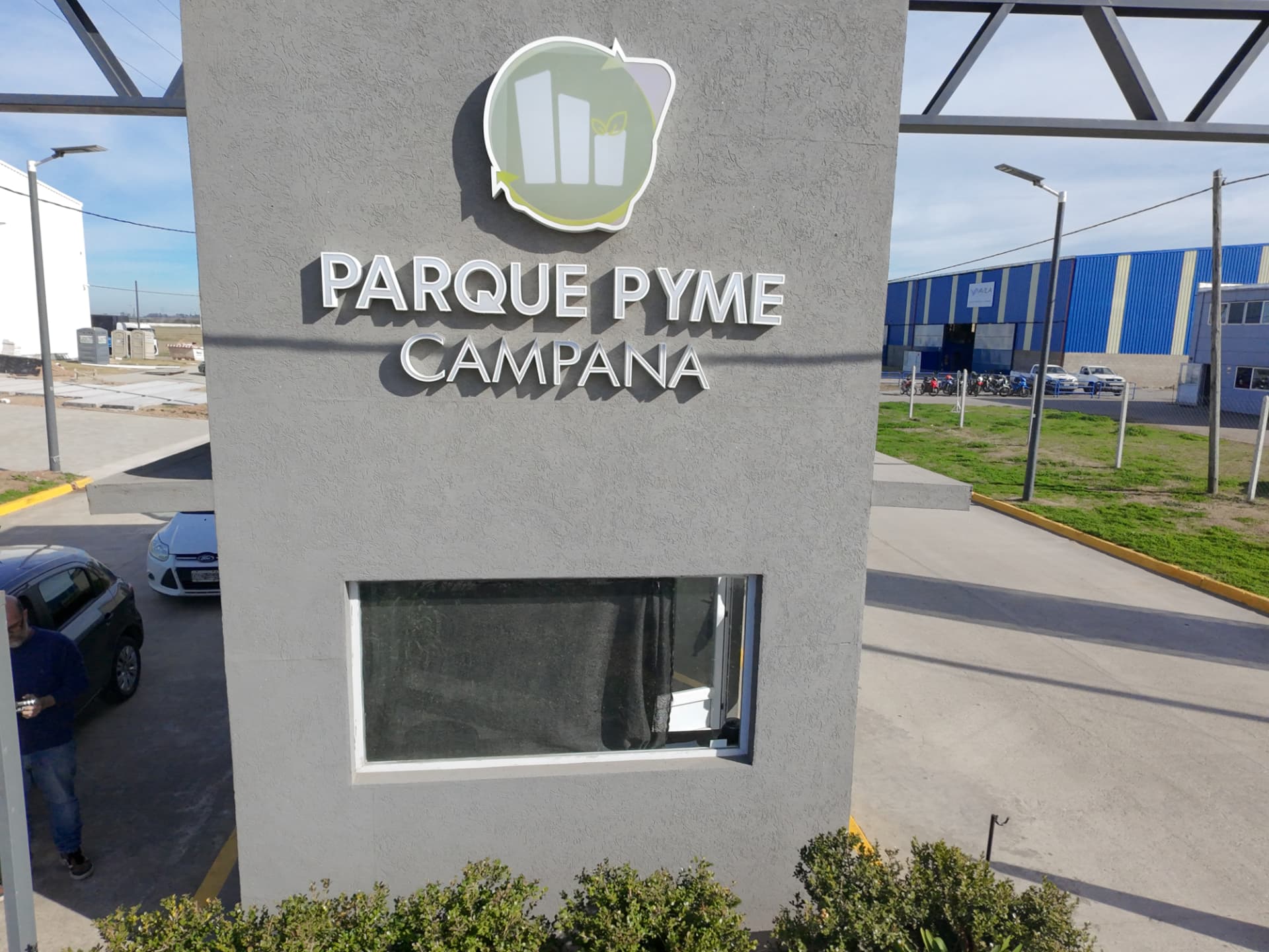 Pórtico de acceso al Parque Pyme Campana