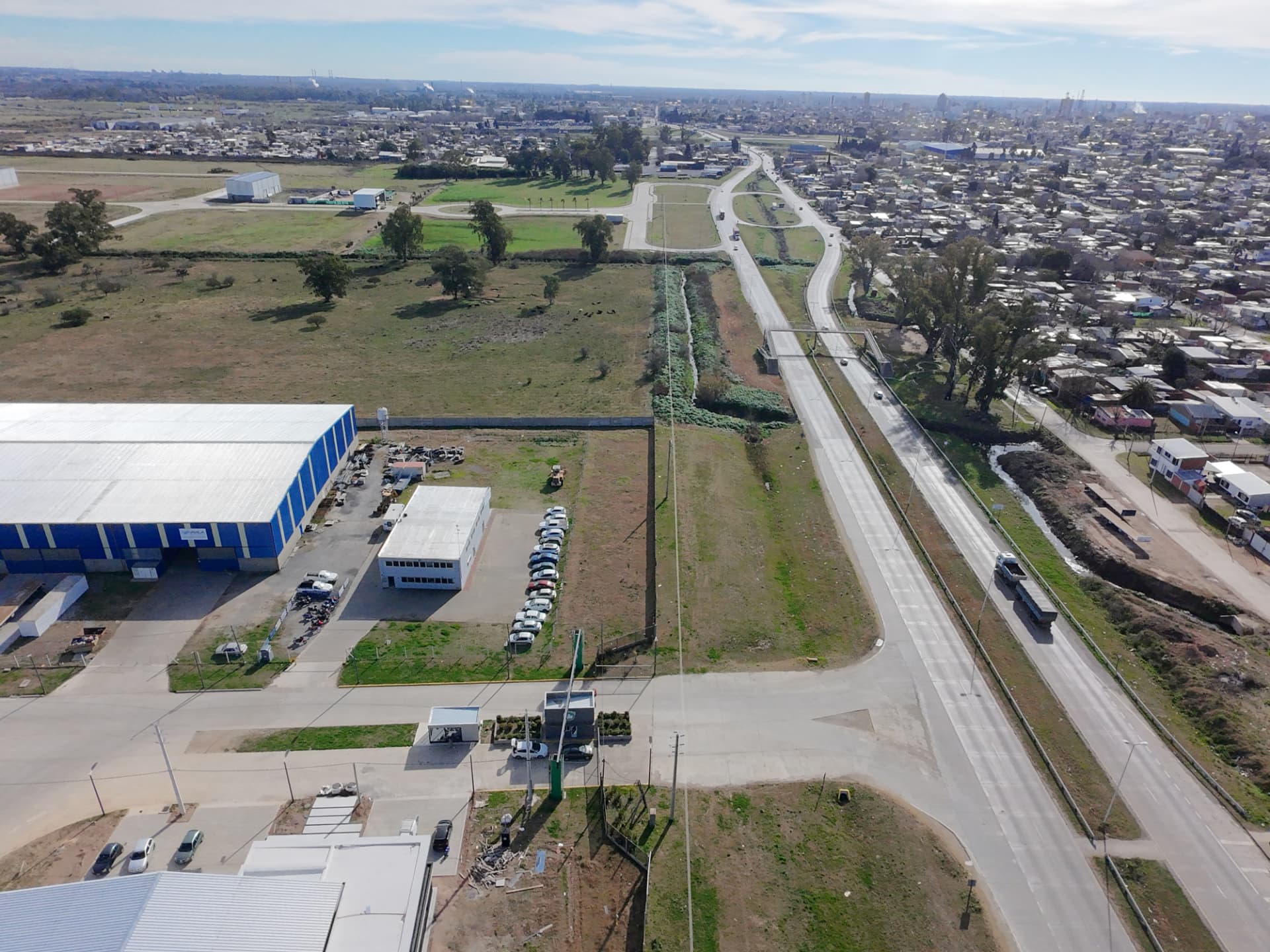 Acceso desde la ruta al parque industrial