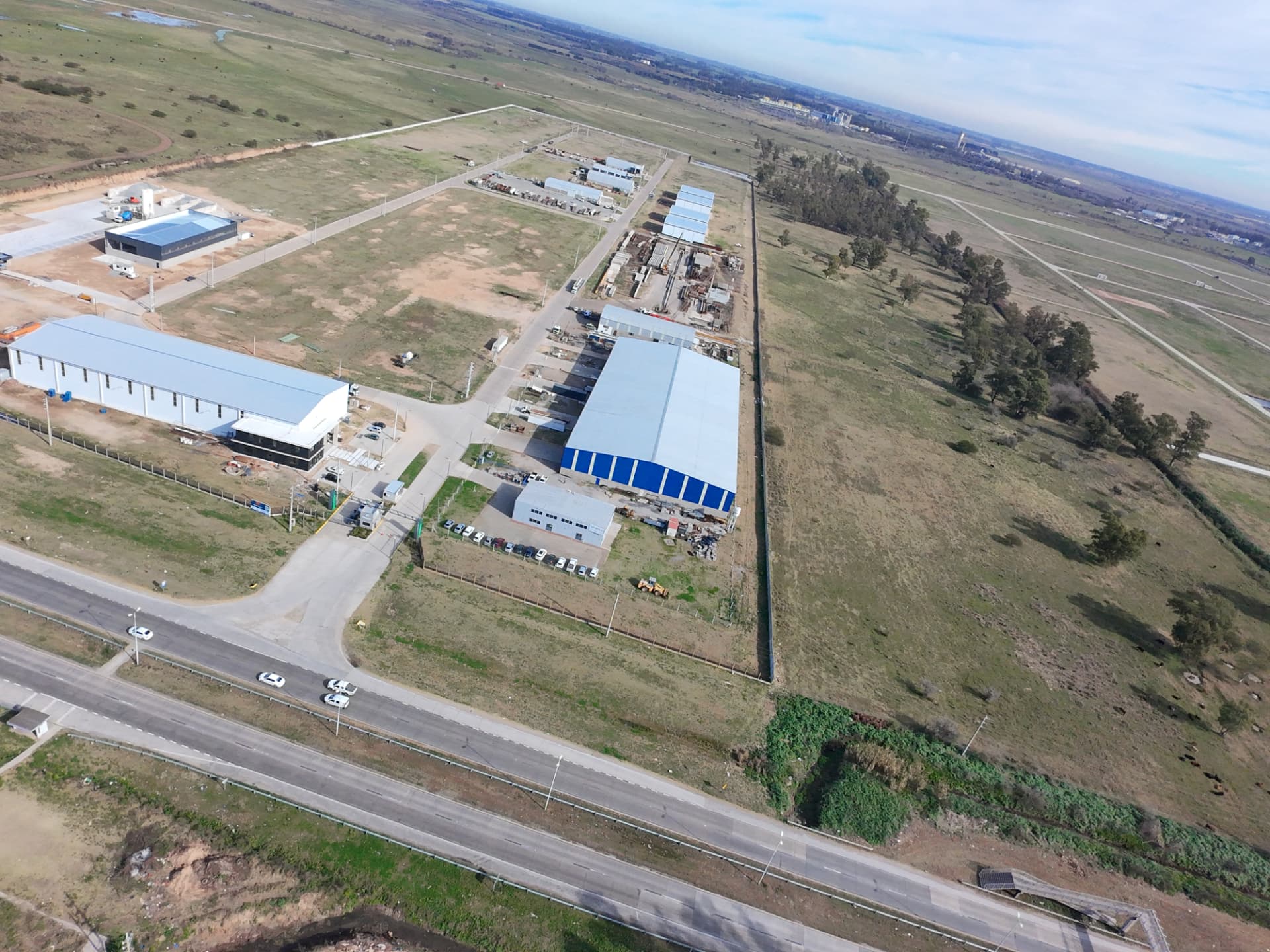 Lotes y naves industriales dentro del Parque Pyme Campana